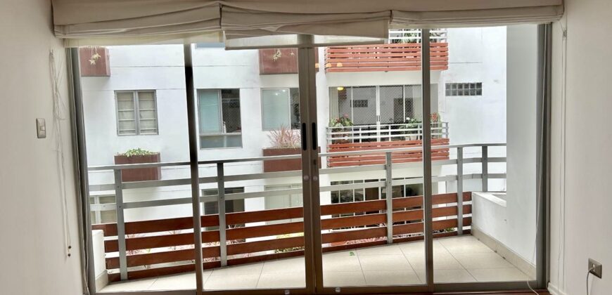 Se vende acogedor departamento con balcon y vista a lindo jardin interno en Miraflores